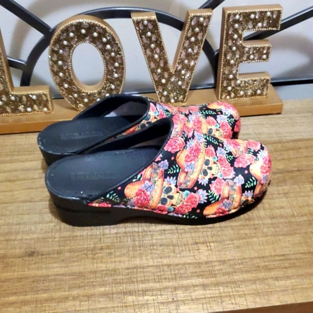 BJORK Swedish Vera Sugar Skull Patent Limited Clog Sz 38 /7.5 Comfort Slip-On - Picture 3 of 12